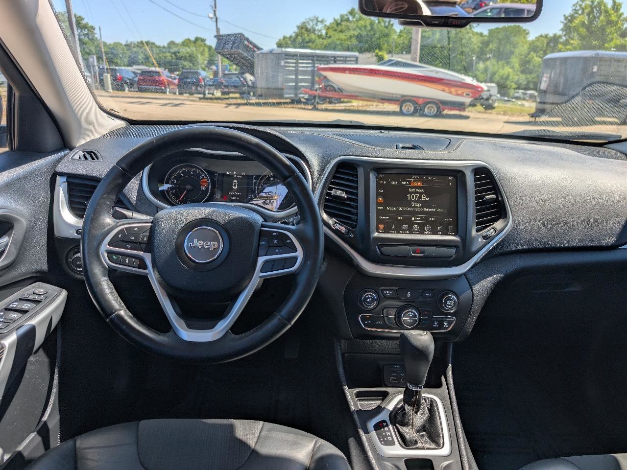 Used 2018 Jeep Cherokee Latitude Plus w/ Comfort/Convenience Group FWD image 18