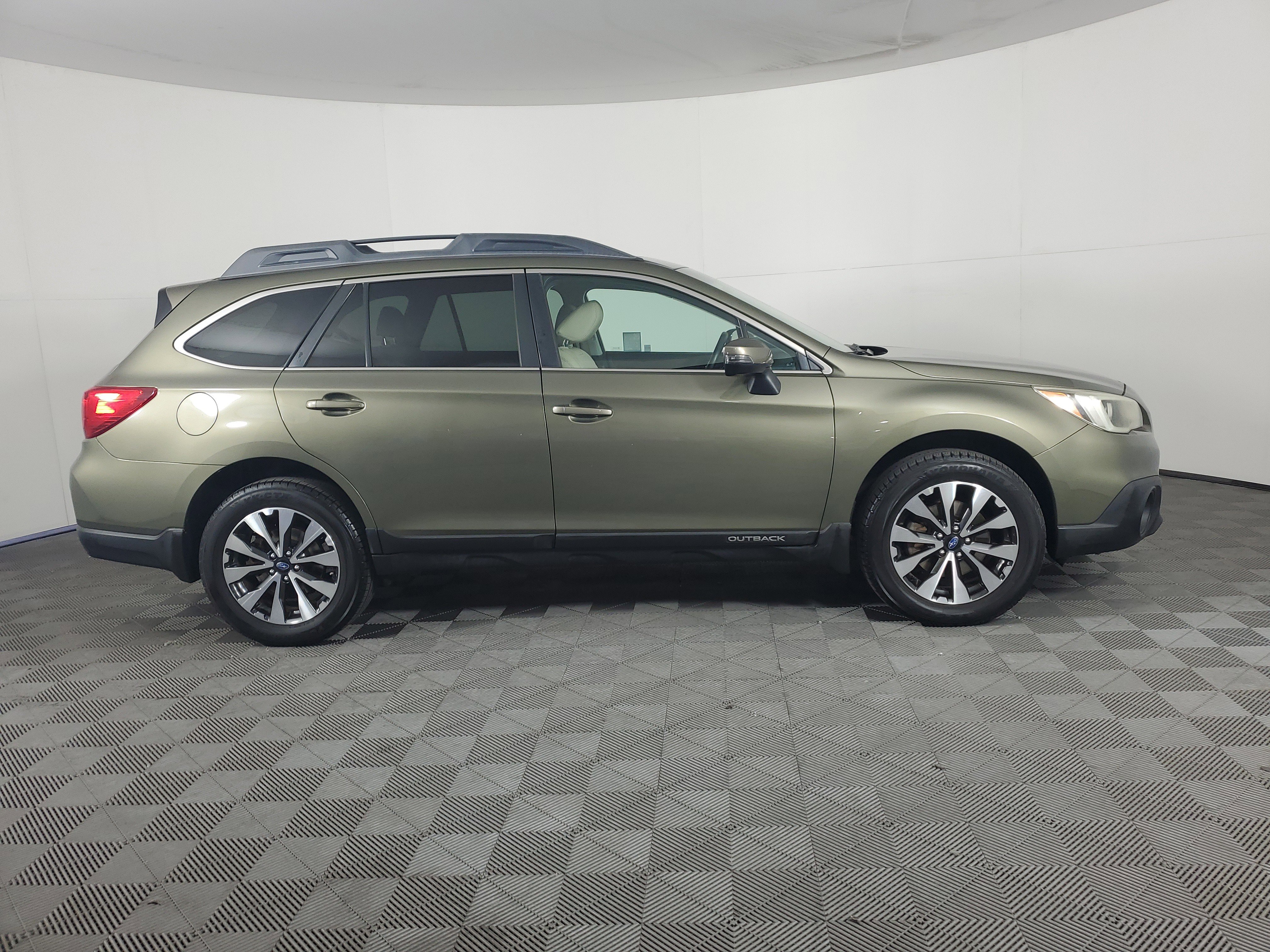 Used 2015 Subaru Outback 2.5i Limited AWD/4WD image 3