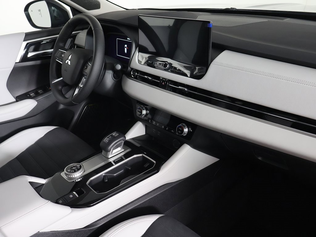 New 2025 Mitsubishi Outlander SE image 32