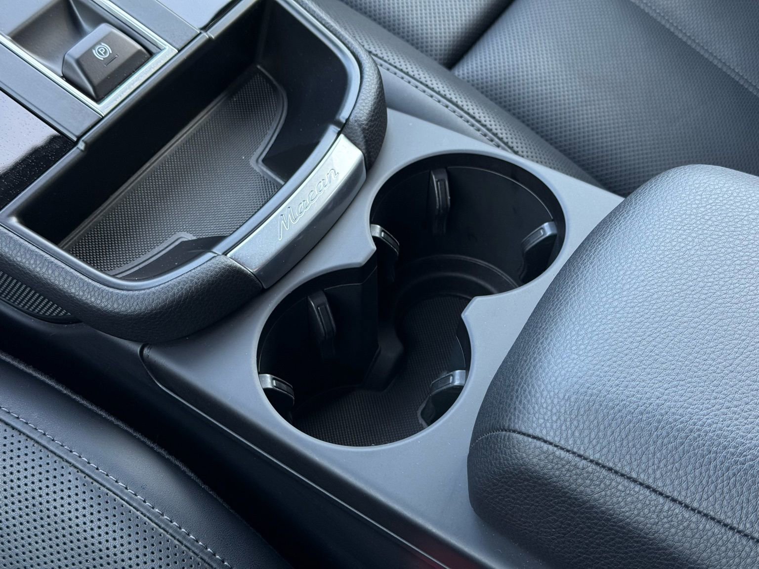 Used 2025 Porsche Macan AWD/4WD image 23