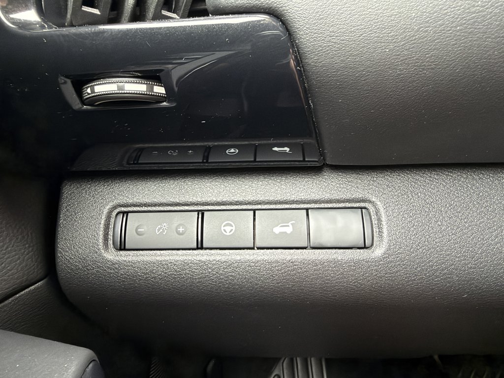 Used 2025 Nissan Pathfinder SV FWD image 25