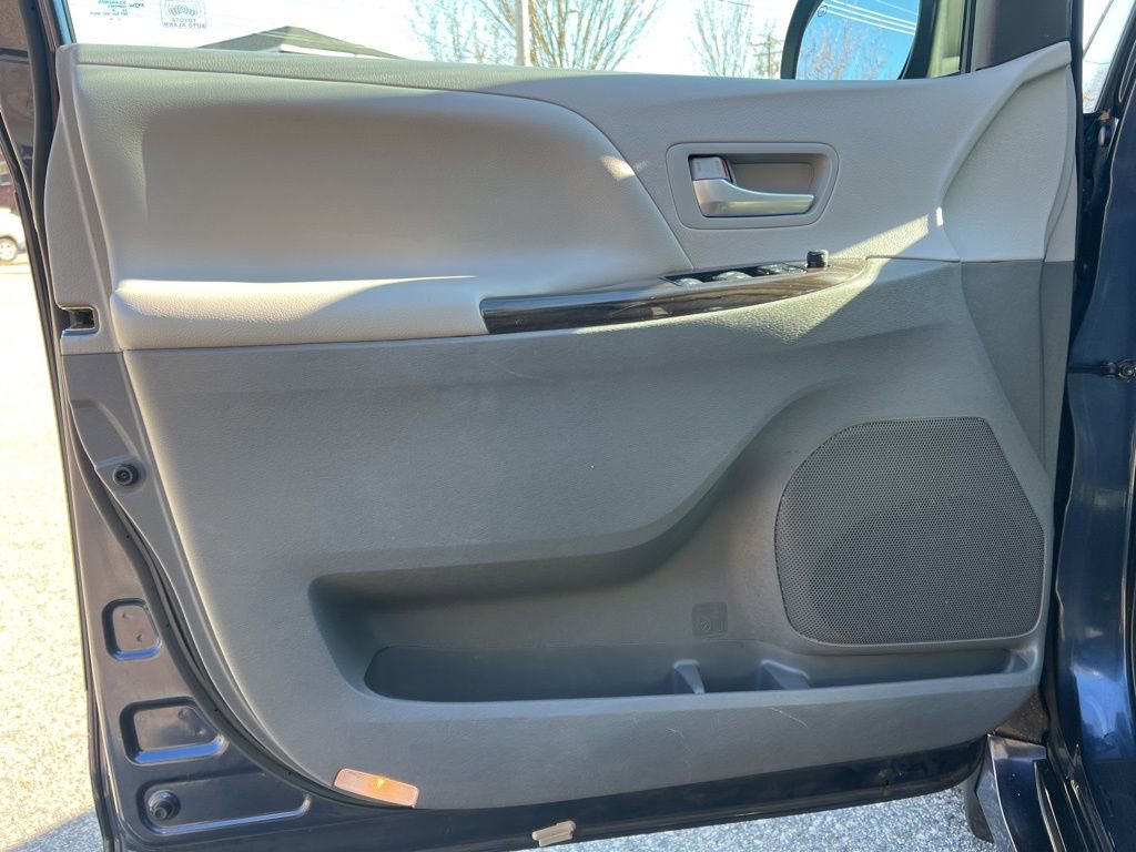 Used 2018 Toyota Sienna XLE w/ XLE Navigation Package image 11