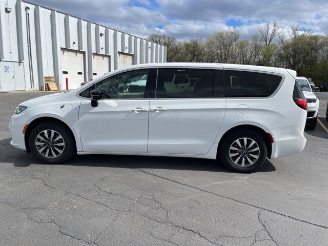 Used 2024 Chrysler Pacifica Limited FWD image 5