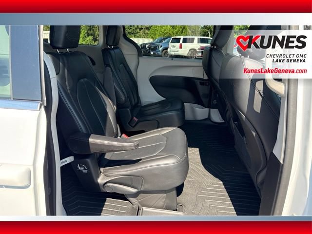 Used 2019 Chrysler Pacifica Touring-L FWD image 17