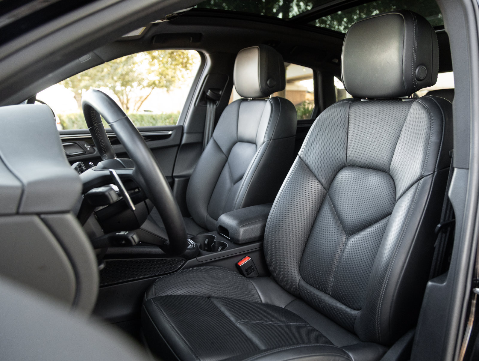 Certified 2023 Porsche Macan AWD/4WD image 5