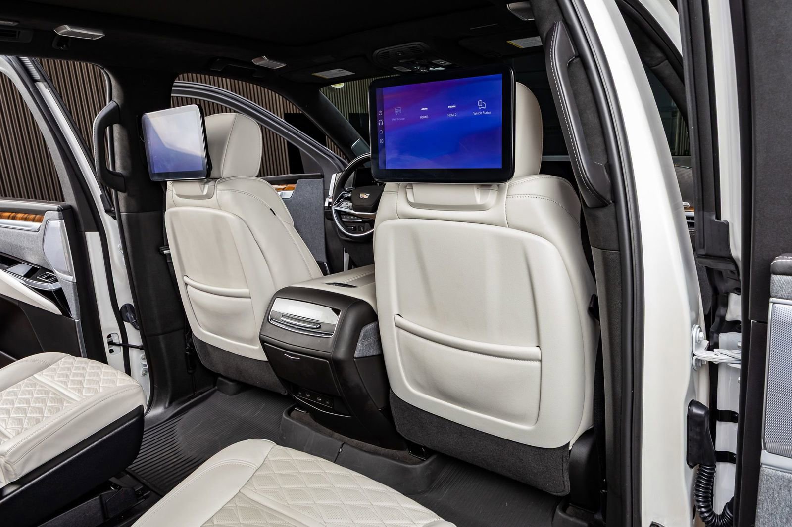 Used 2025 Cadillac Escalade ESV Sport Platinum w/ LPO, ONYX Package image 32