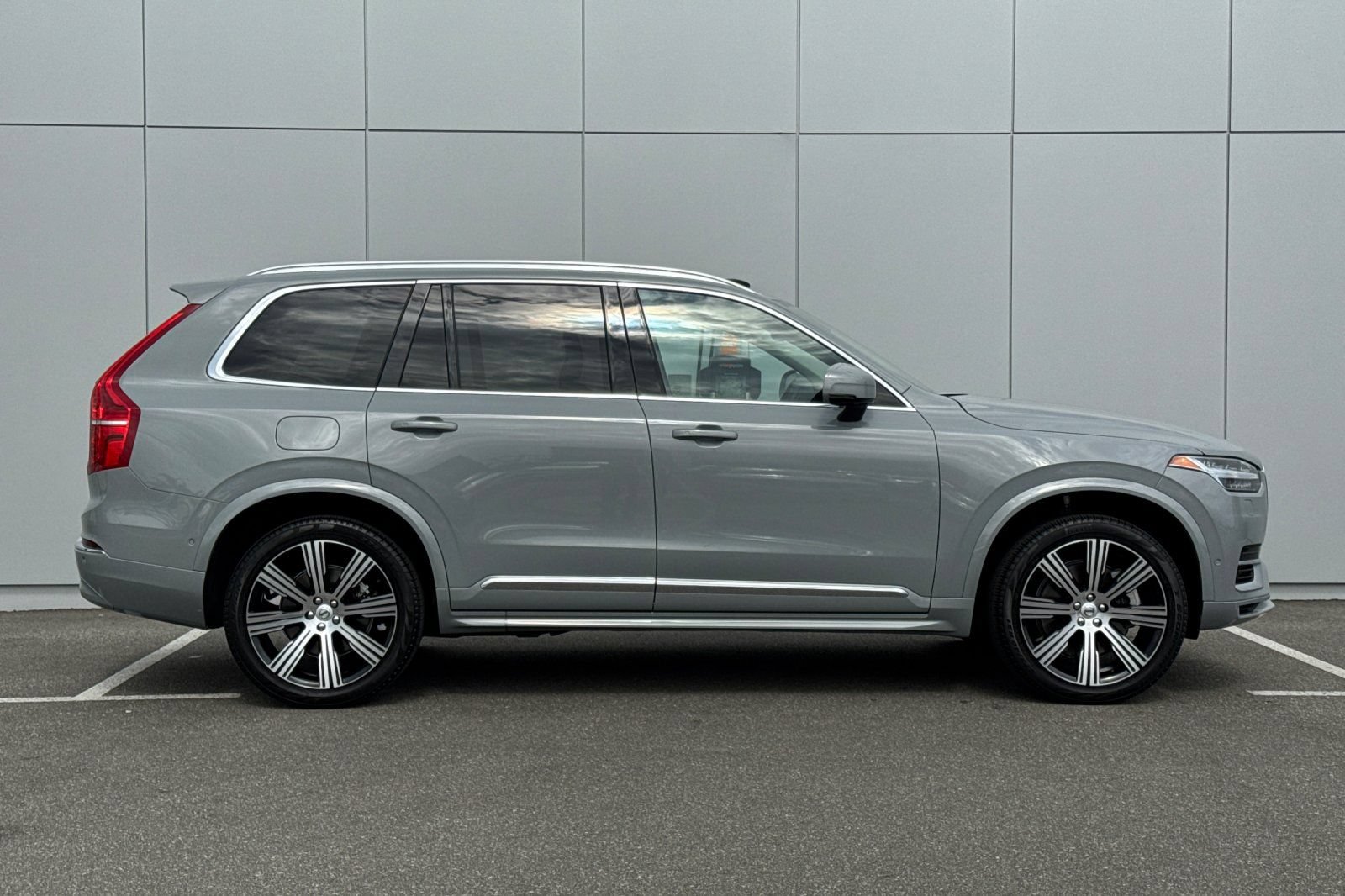 Used 2025 Volvo XC90 T8 Plus w/ Protection Package Premier AWD/4WD image 6