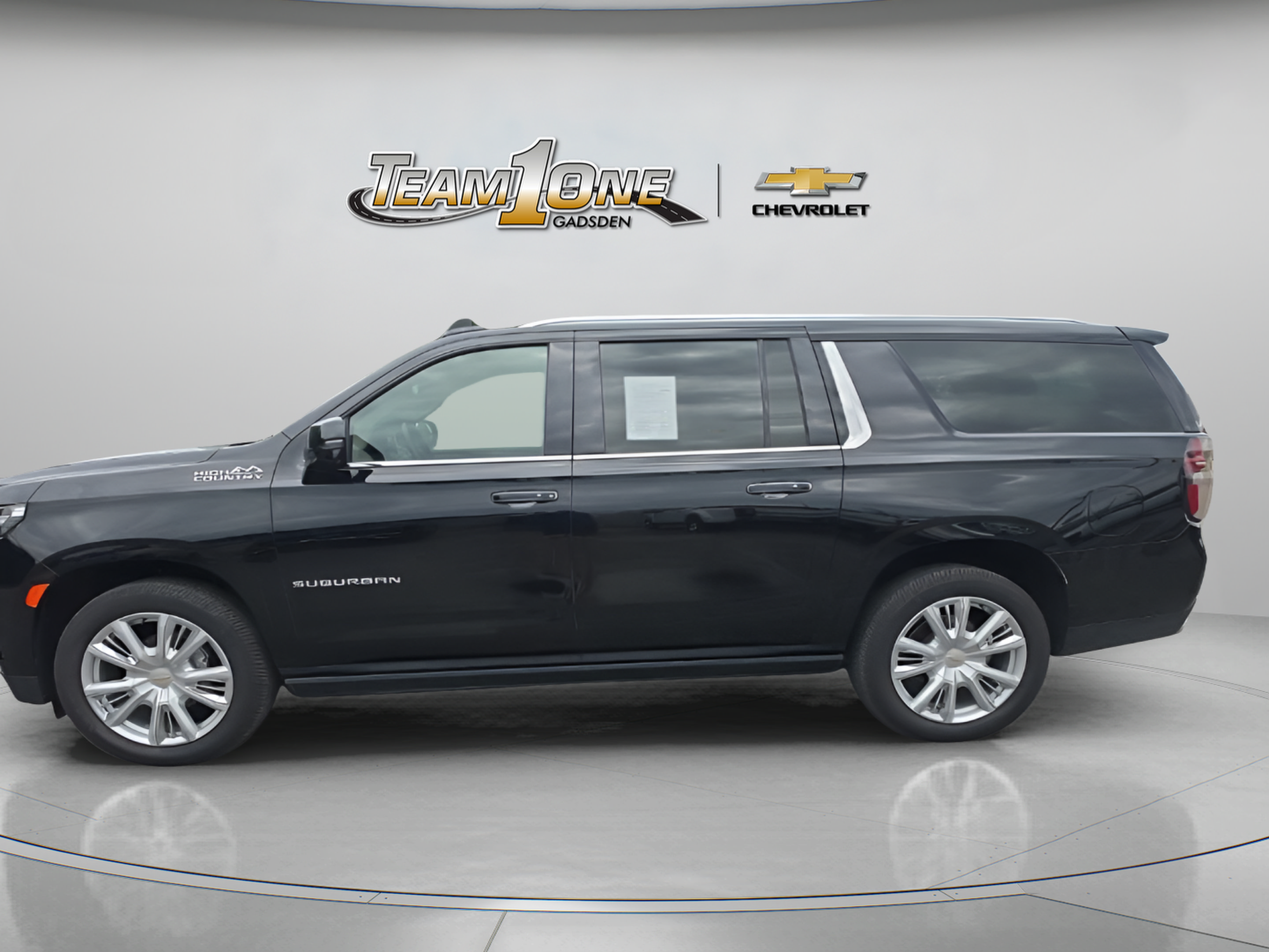 Used 2024 Chevrolet Suburban High Country RWD image 5