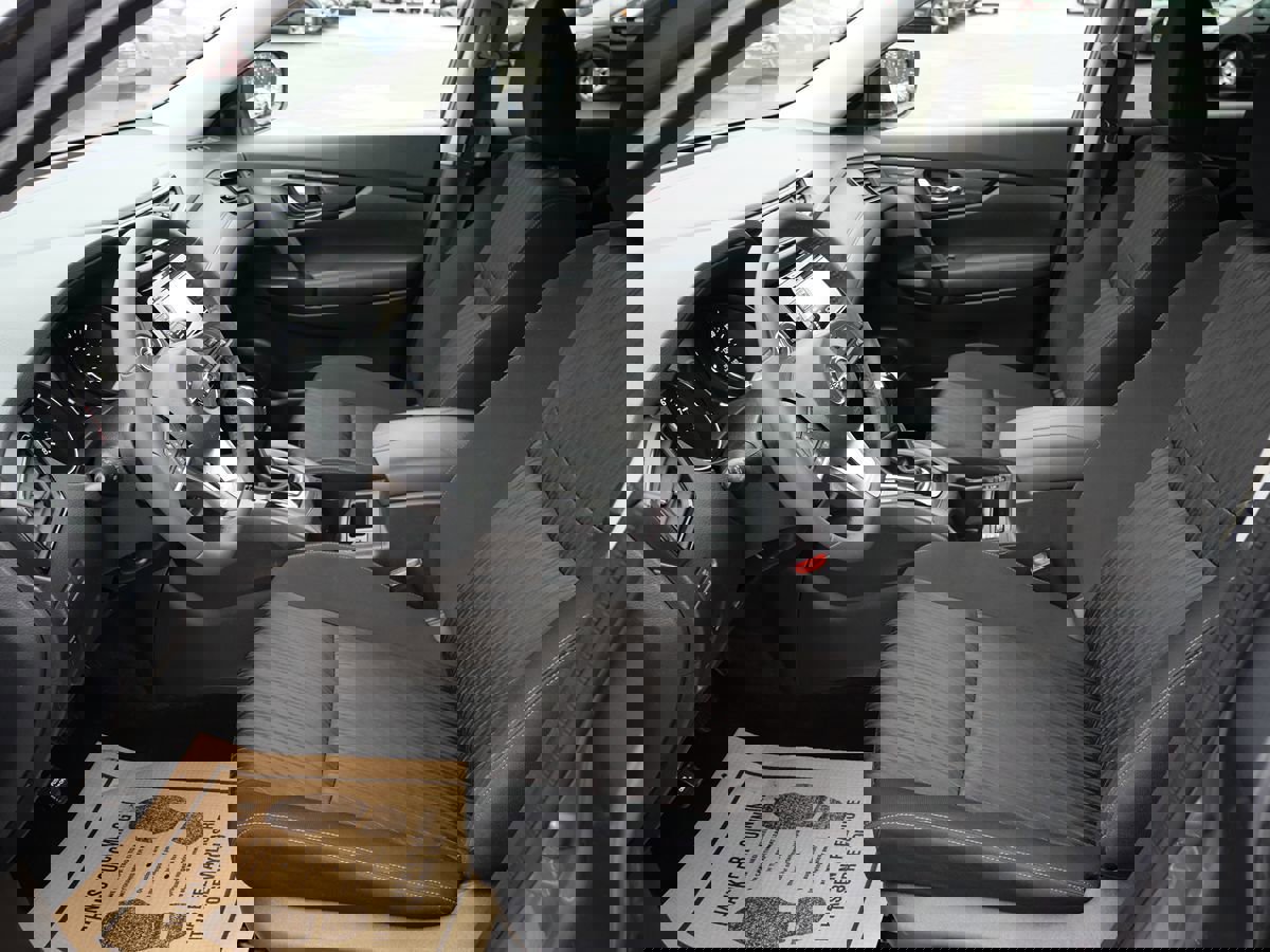 Used 2017 Nissan Rogue SV w/ SV Premium Package image 10