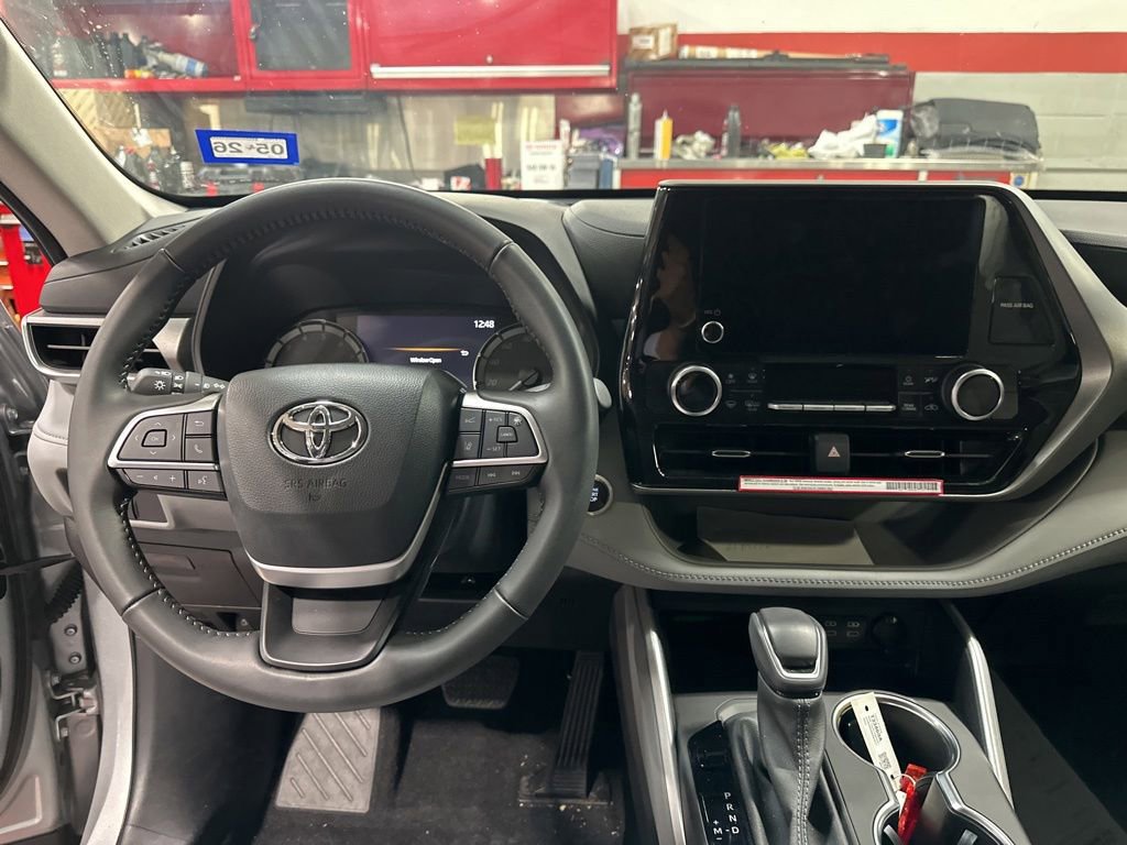 Used 2024 Toyota Highlander LE FWD image 11