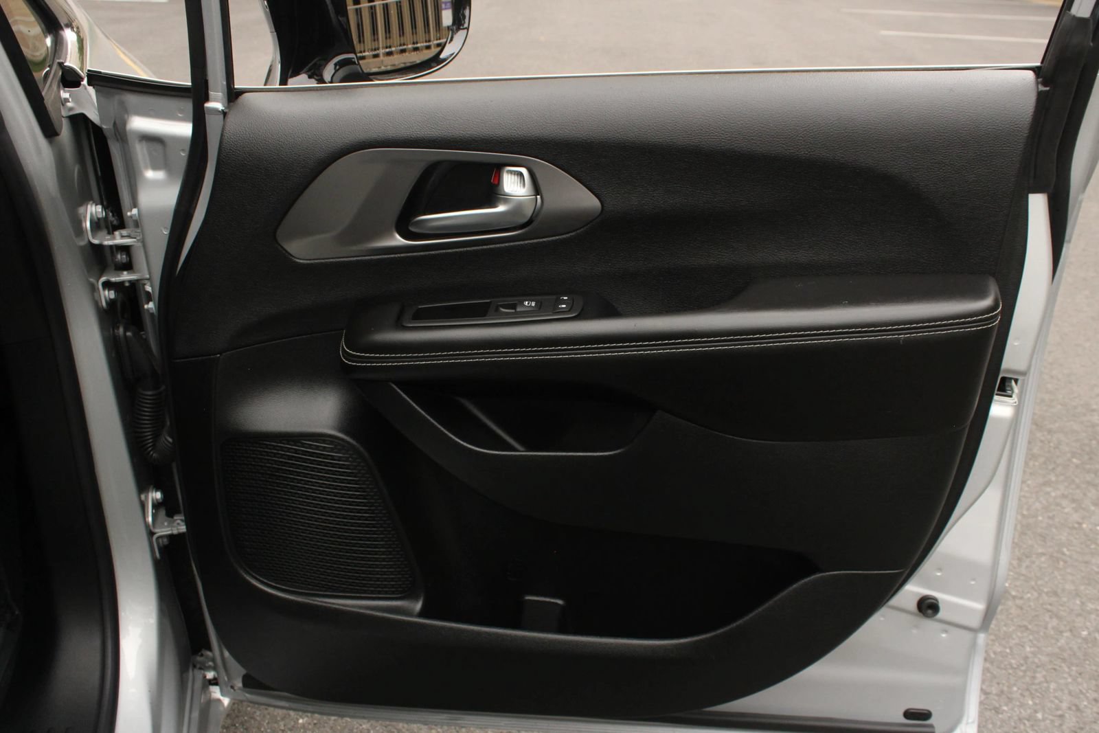 Used 2026 Chrysler Pacifica Select FWD image 25