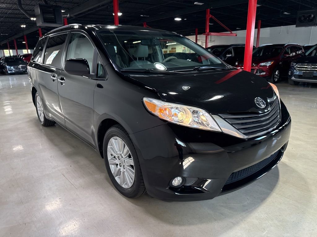Used 2012 Toyota Sienna XLE w/ Premium Pkg AWD/4WD image 8