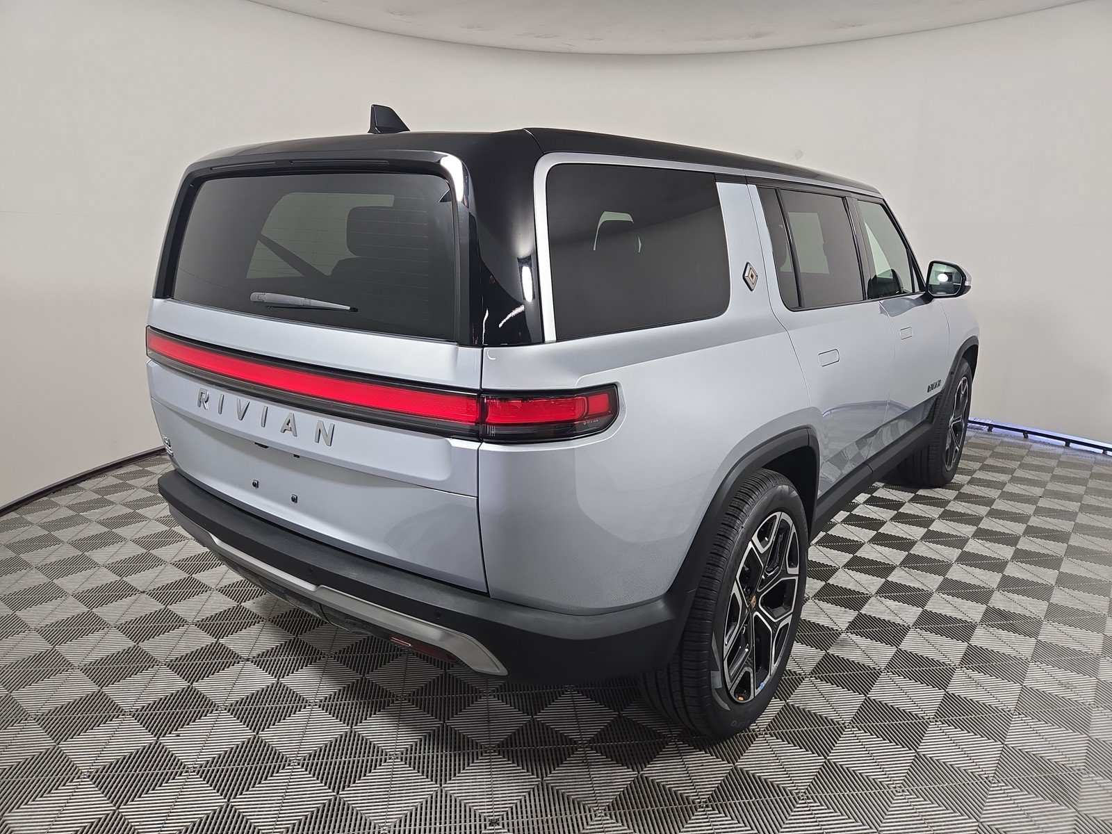 Used 2024 Rivian R1S Adventure AWD/4WD image 5