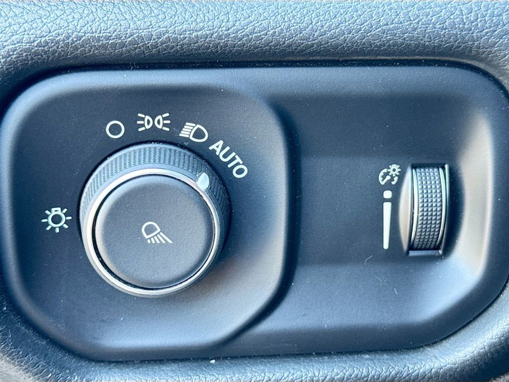 Used 2021 RAM 2500 Tradesman w/ Chrome Appearance Group image 12