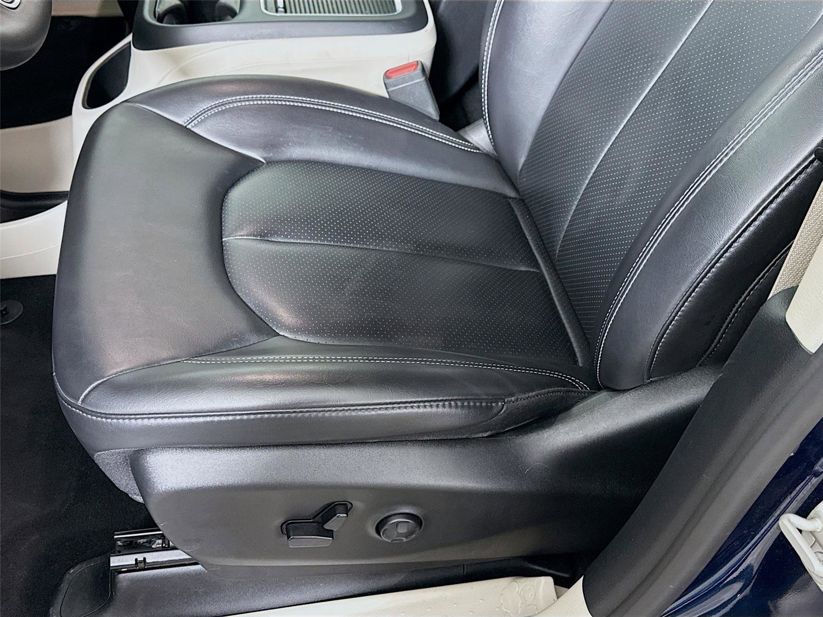 Used 2023 Chrysler Pacifica Touring-L image 12