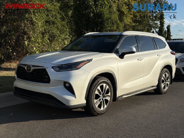 Used 2021 Toyota Highlander XLE AWD/4WD image 1