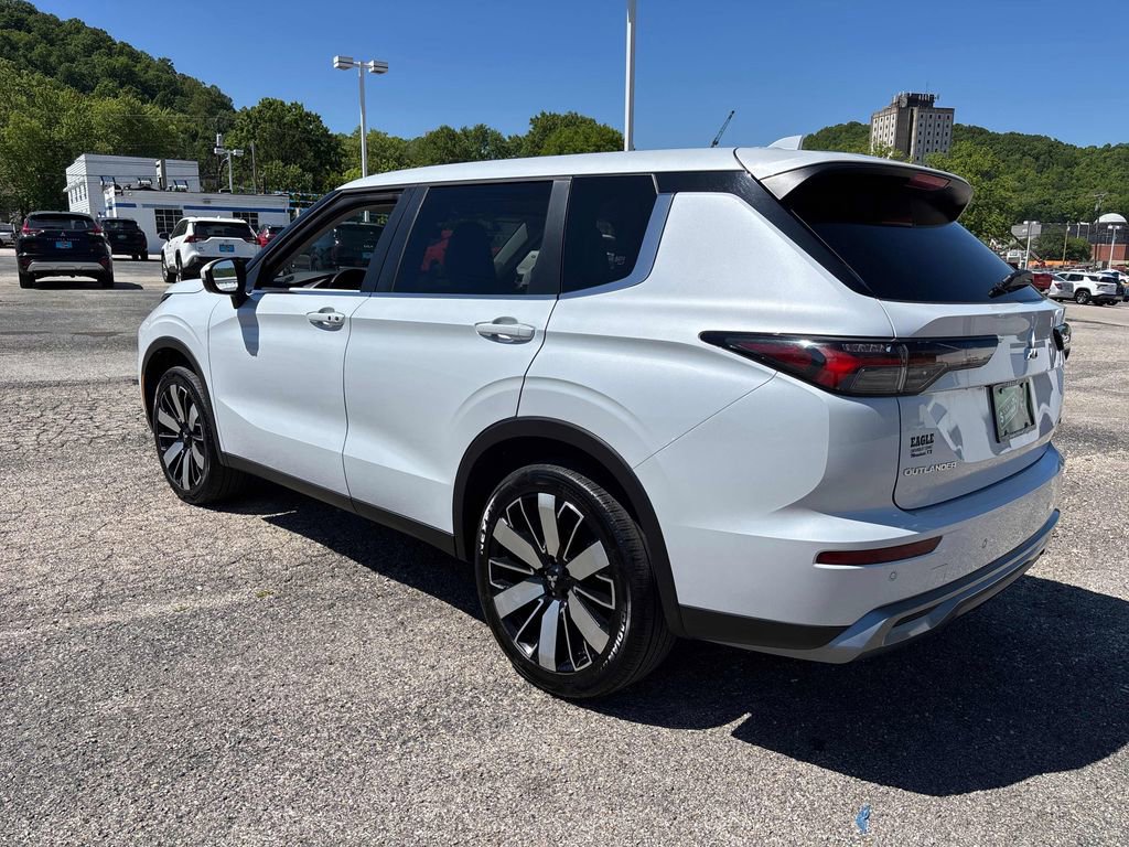 Used 2025 Mitsubishi Outlander SE AWD/4WD image 4