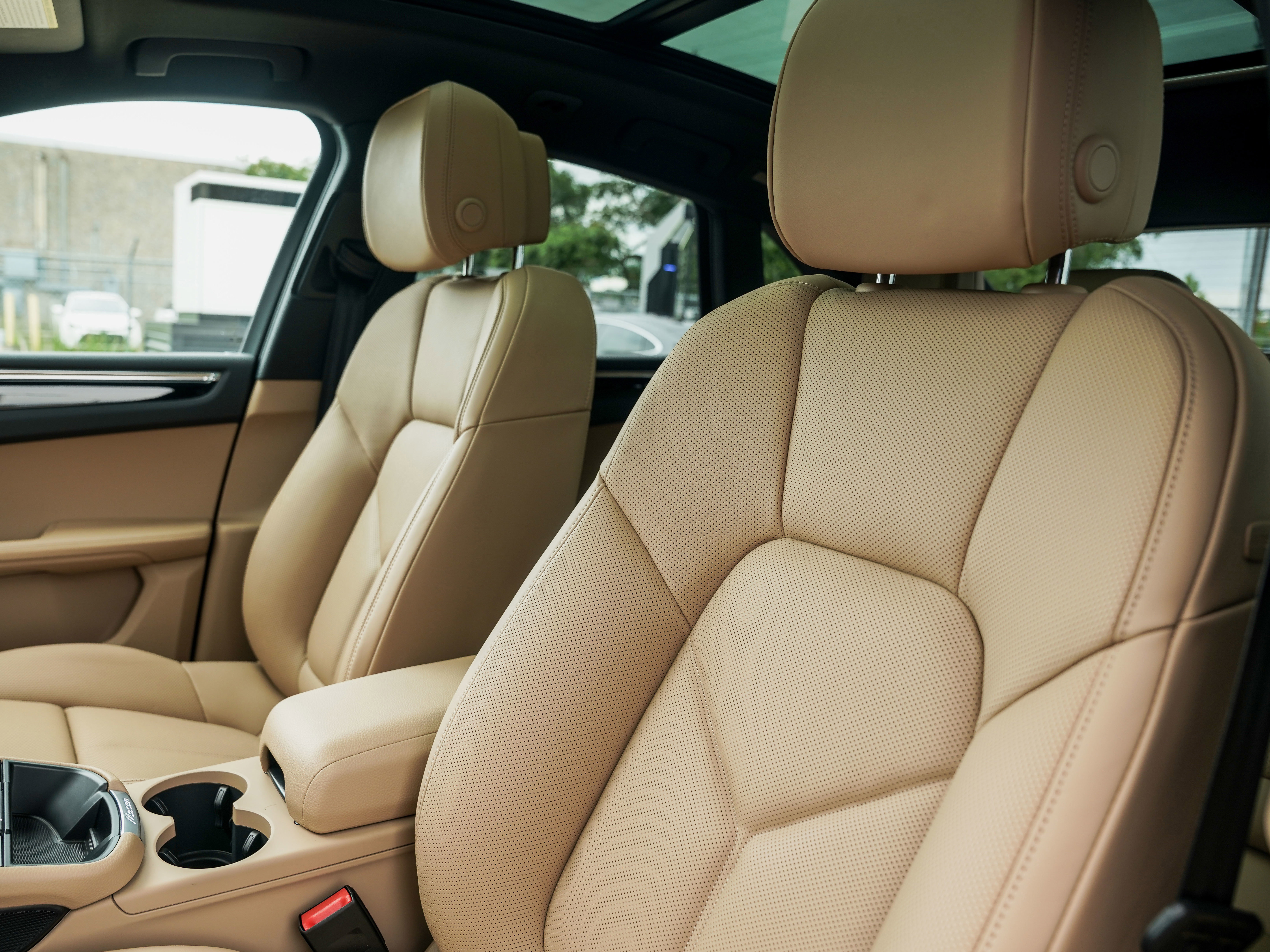 Certified 2025 Porsche Macan image 5