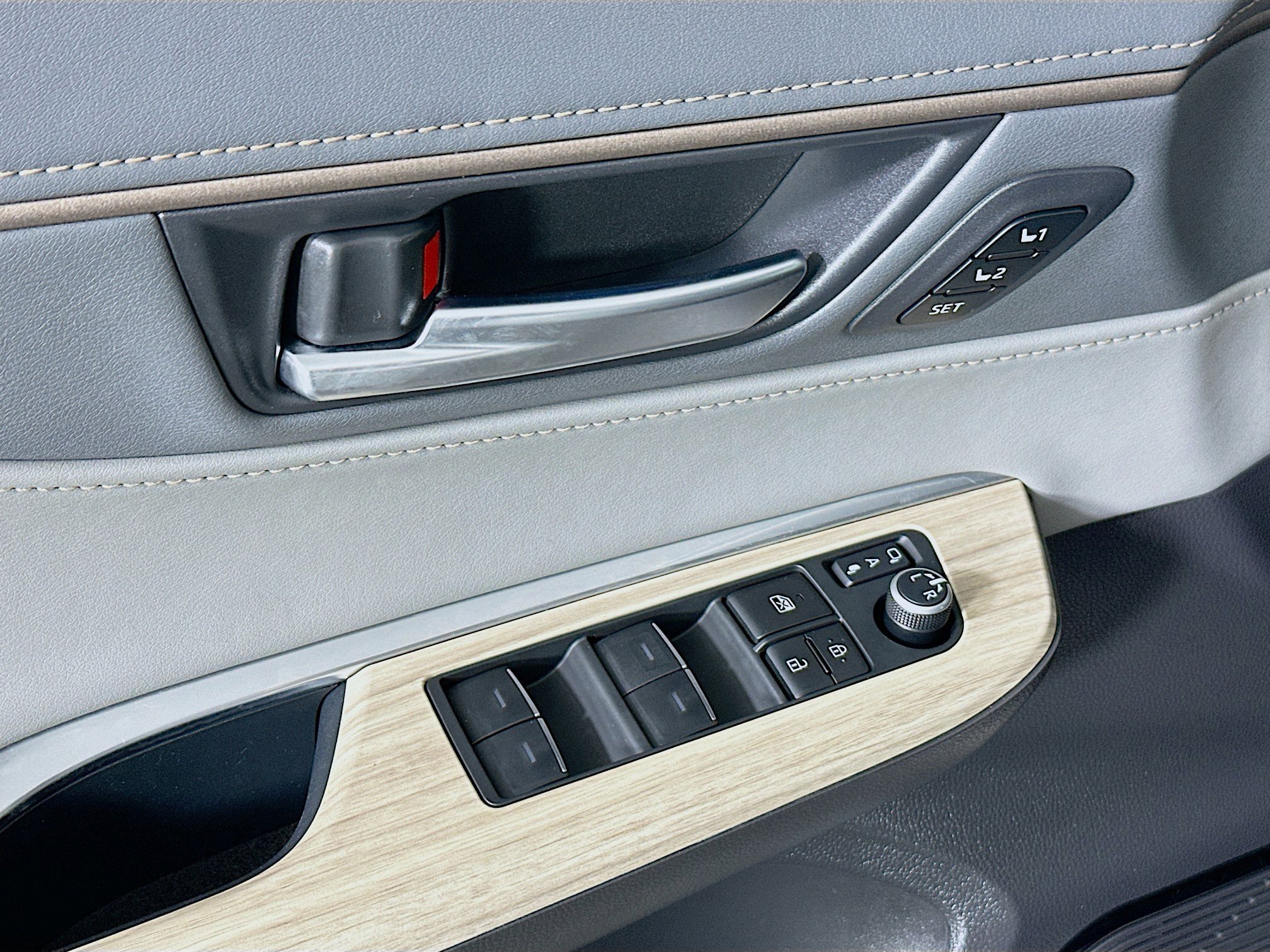 Used 2023 Toyota Venza LE image 14