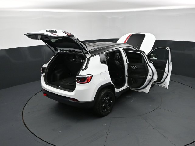 Used 2023 Jeep Compass Trailhawk w/ Trailhawk Convenience Group AWD/4WD image 30