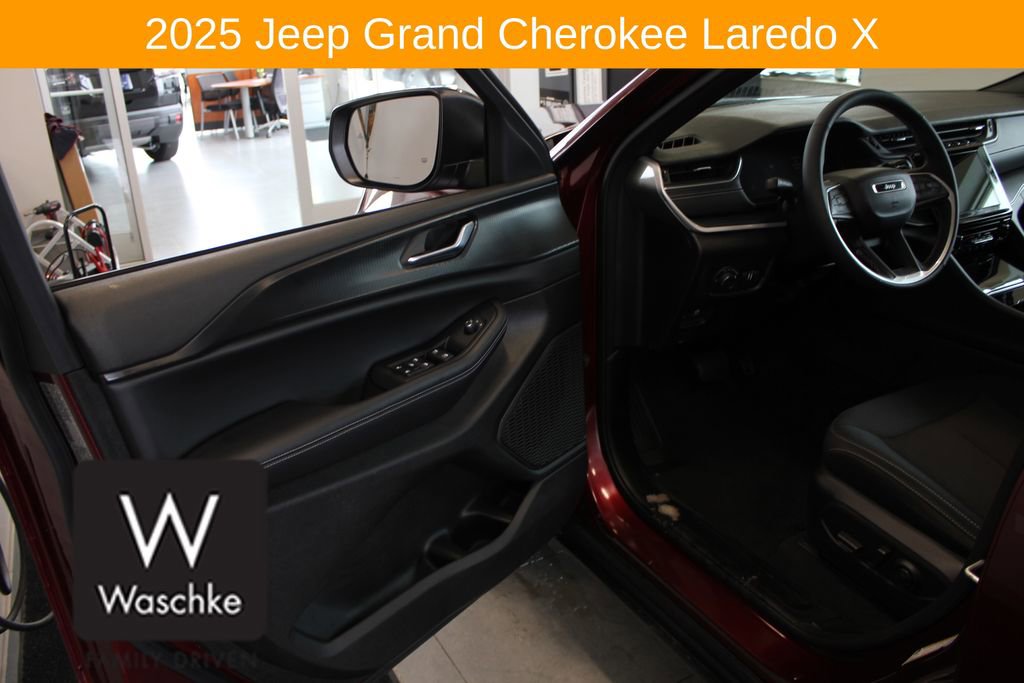 Used 2025 Jeep Grand Cherokee Laredo X w/ Trailer Tow Package AWD/4WD image 16