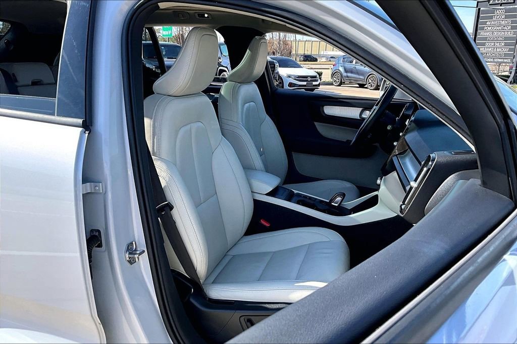 Used 2021 Volvo XC40 T5 Momentum w/ Premium Package image 9