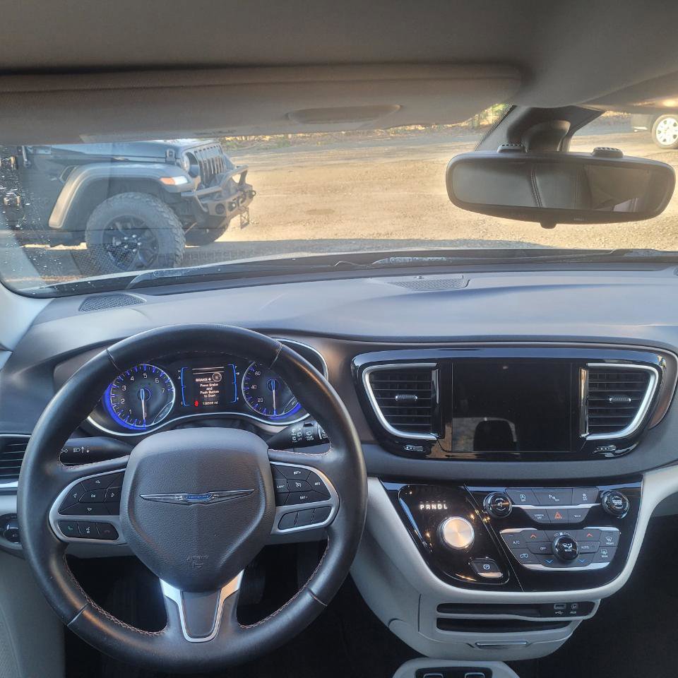 Used 2017 Chrysler Pacifica Touring-L w/ Tire & Wheel Group image 15