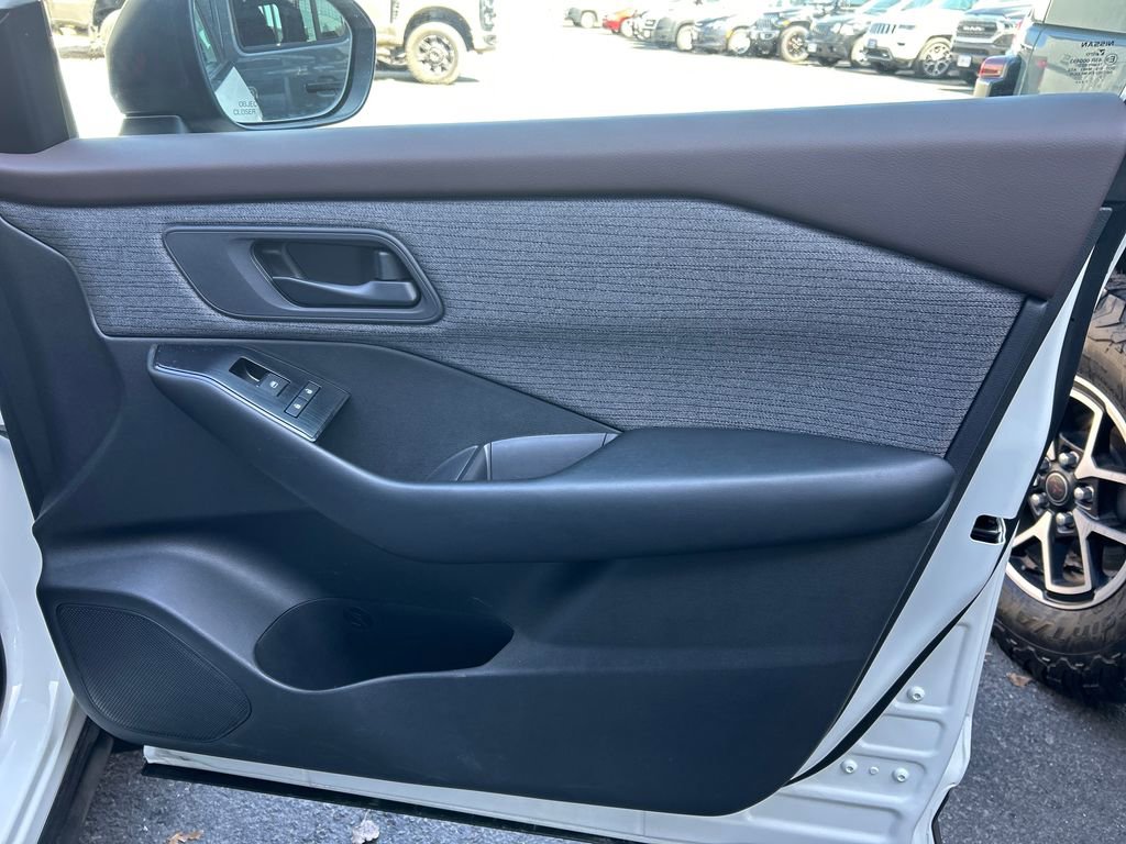 Used 2023 Nissan Rogue S image 33