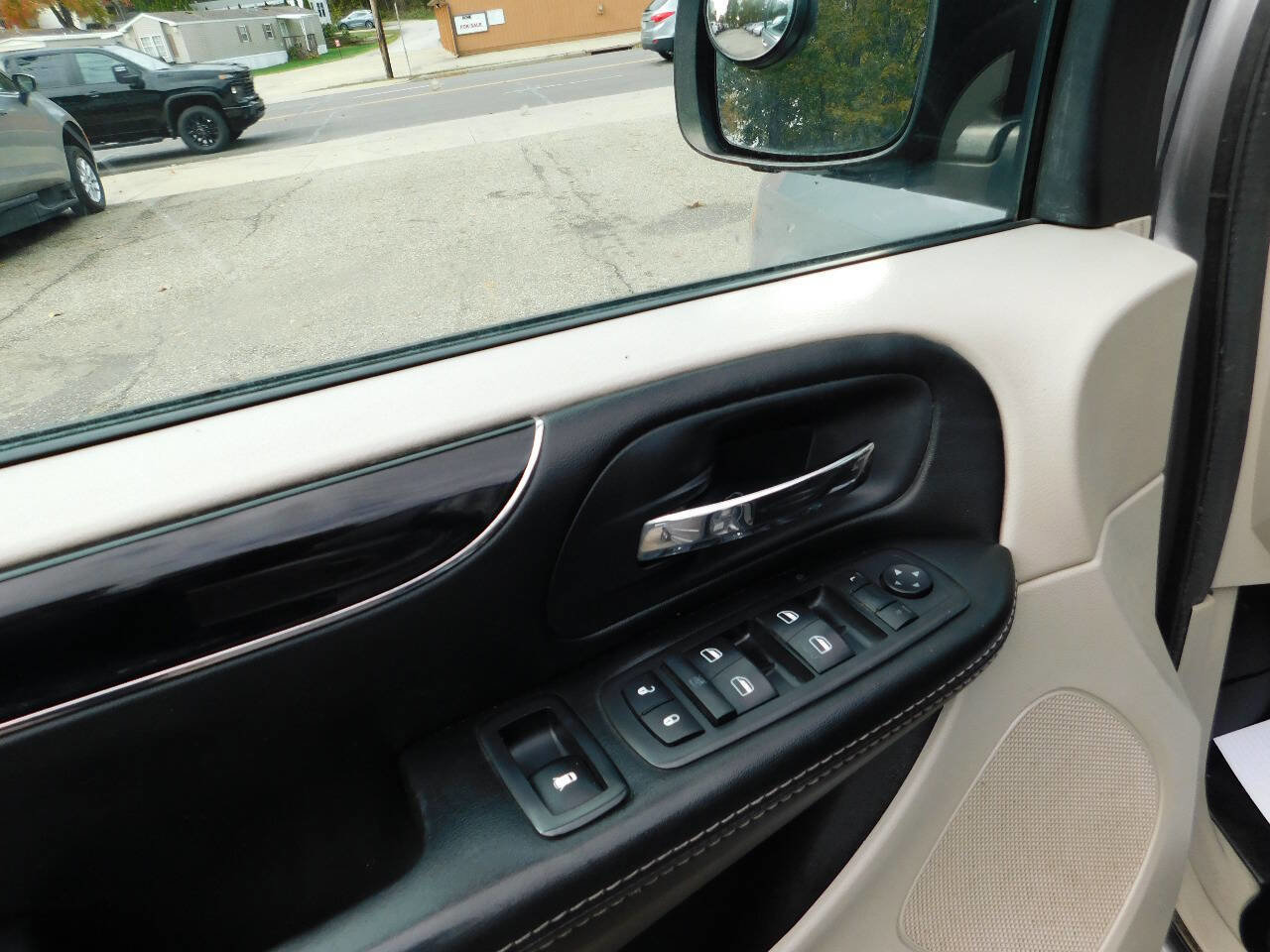 Used 2017 Dodge Grand Caravan SXT image 23