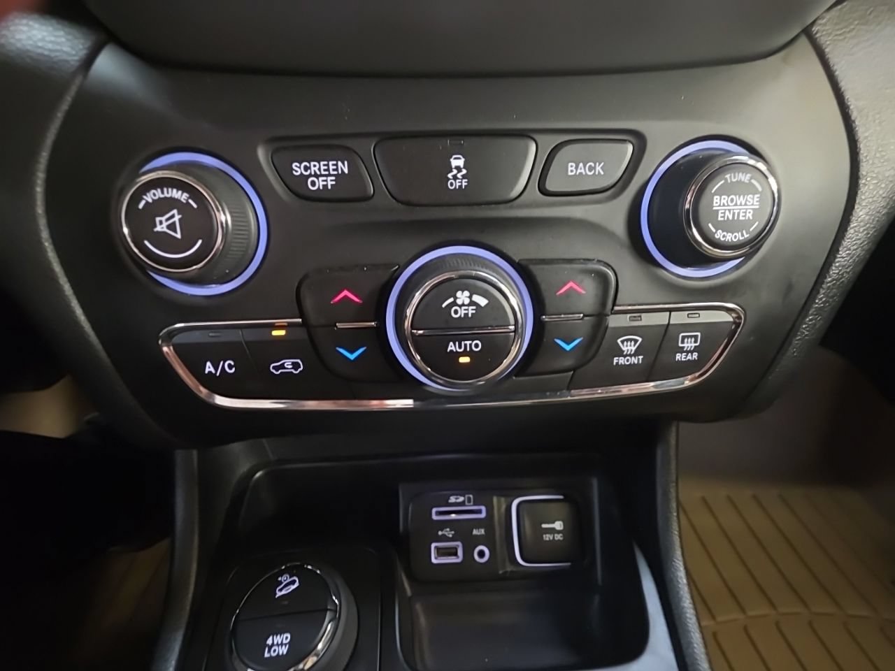 Used 2015 Jeep Cherokee Limited w/ Luxury Group AWD/4WD image 29