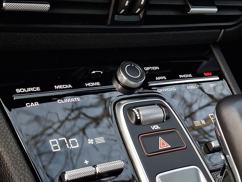 Used 2023 Porsche Cayenne w/ Premium Package image 14