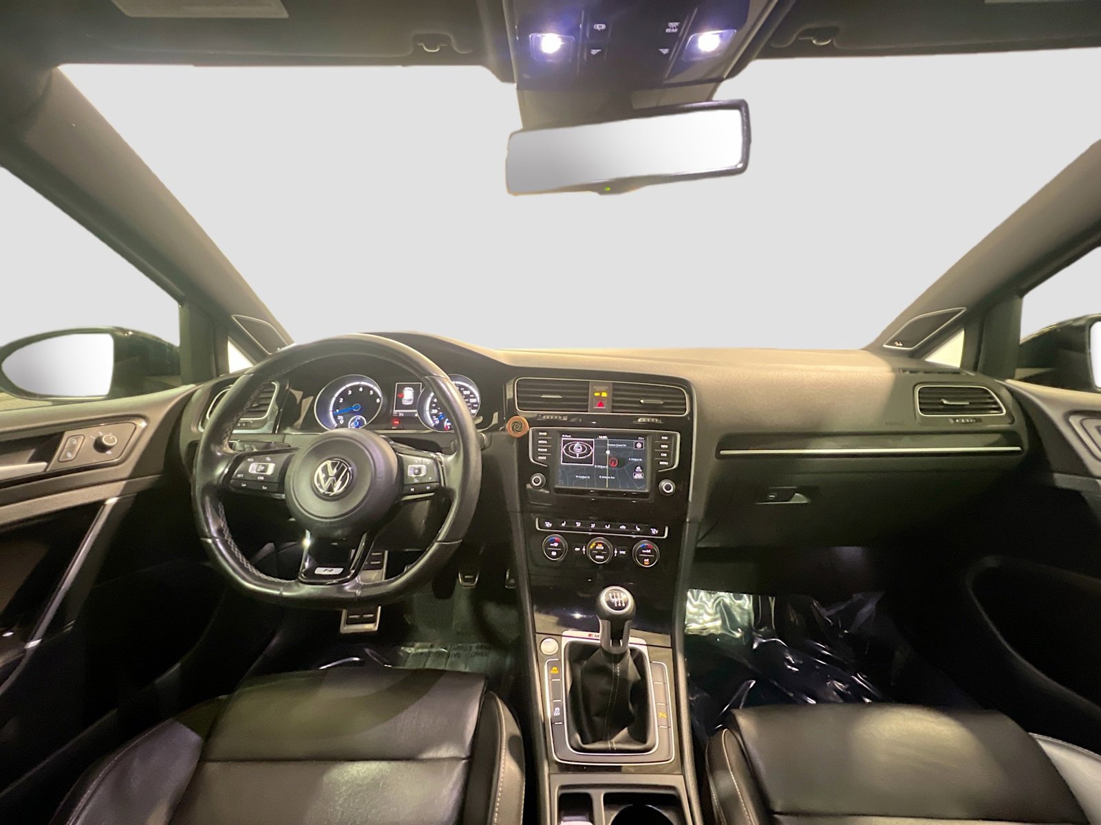 Used 2016 Volkswagen Golf R 4-Door image 16