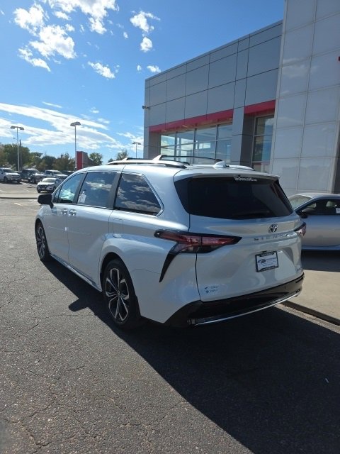 New 2025 Toyota Sienna Platinum image 3