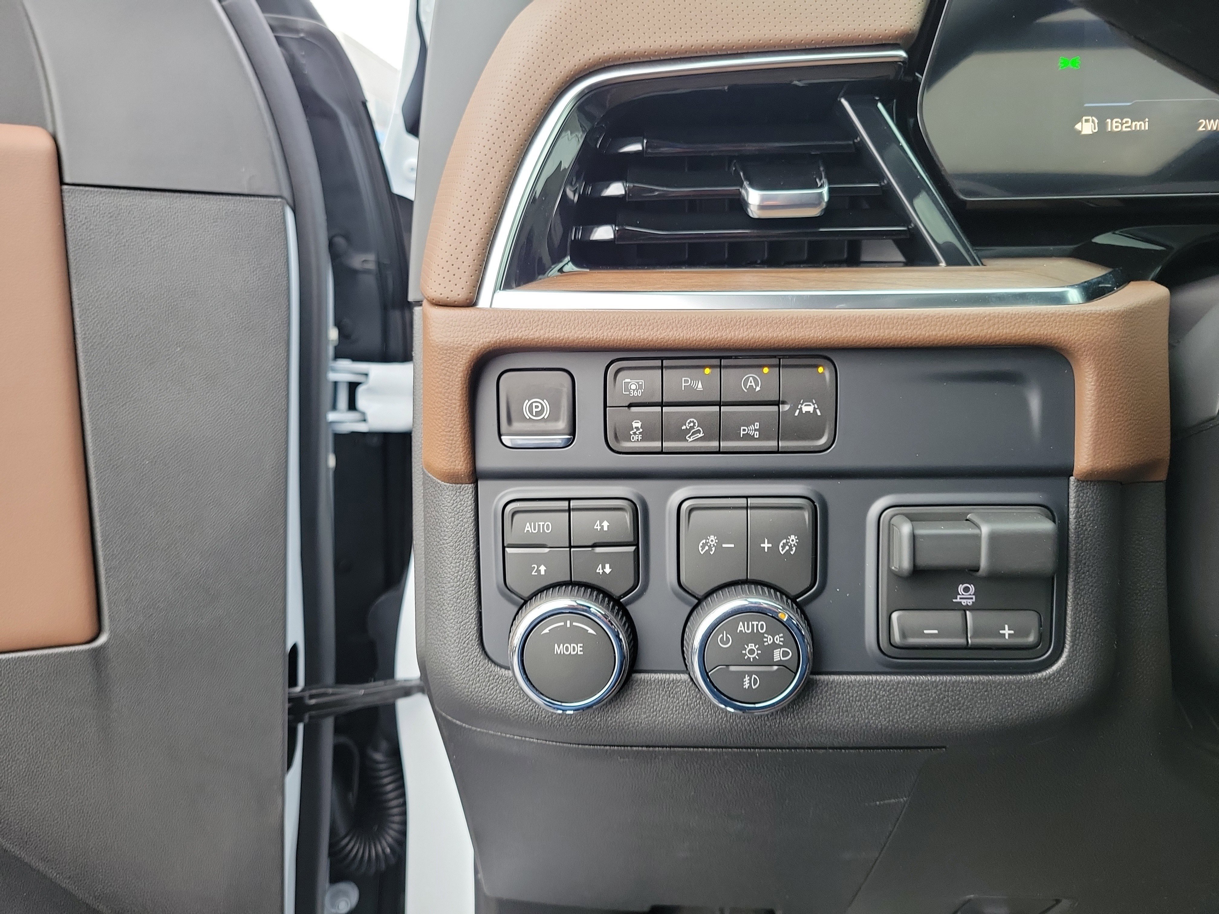 New 2026 Chevrolet Suburban High Country w/ Sun And Tow Package AWD/4WD image 21