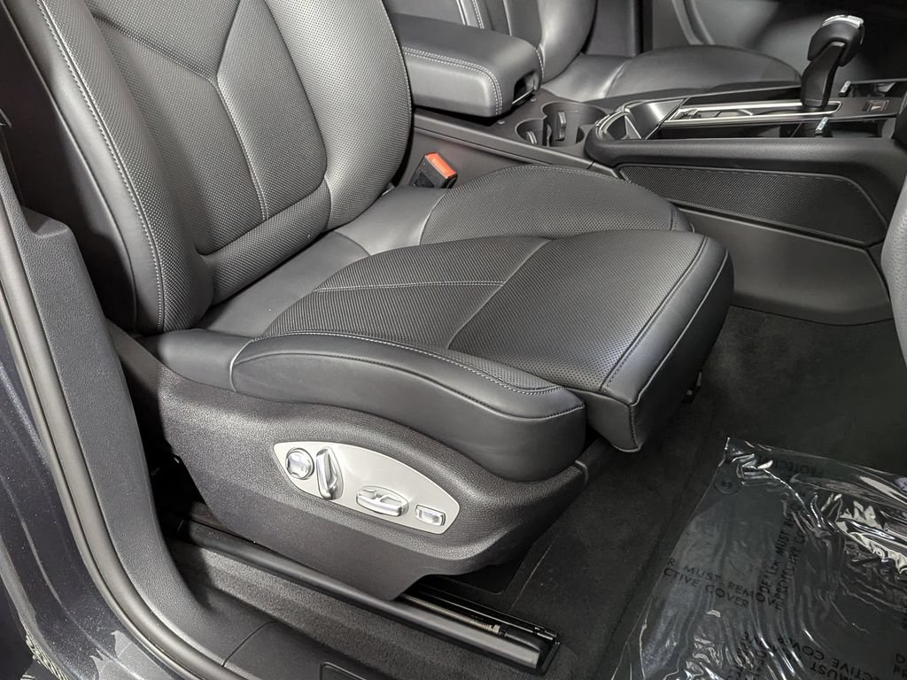 Used 2025 Porsche Macan AWD/4WD image 25