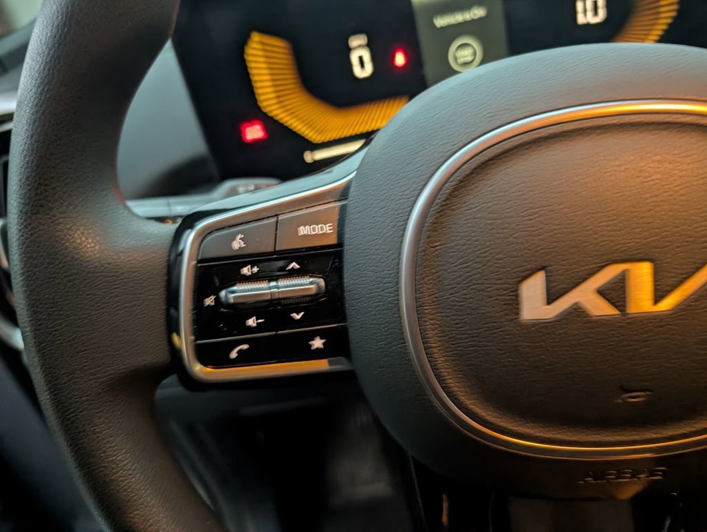 Used 2025 Kia Sorento LX image 16