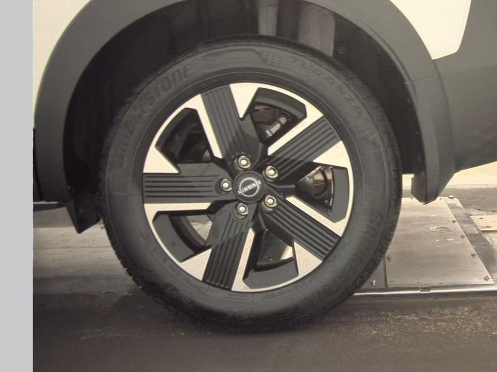Certified 2025 Nissan Kicks SR FWD image 22