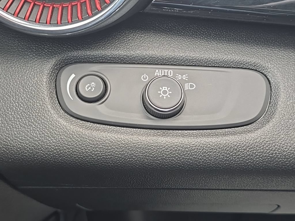 Certified 2024 Chevrolet Trax RS w/ Sunroof Package FWD image 20