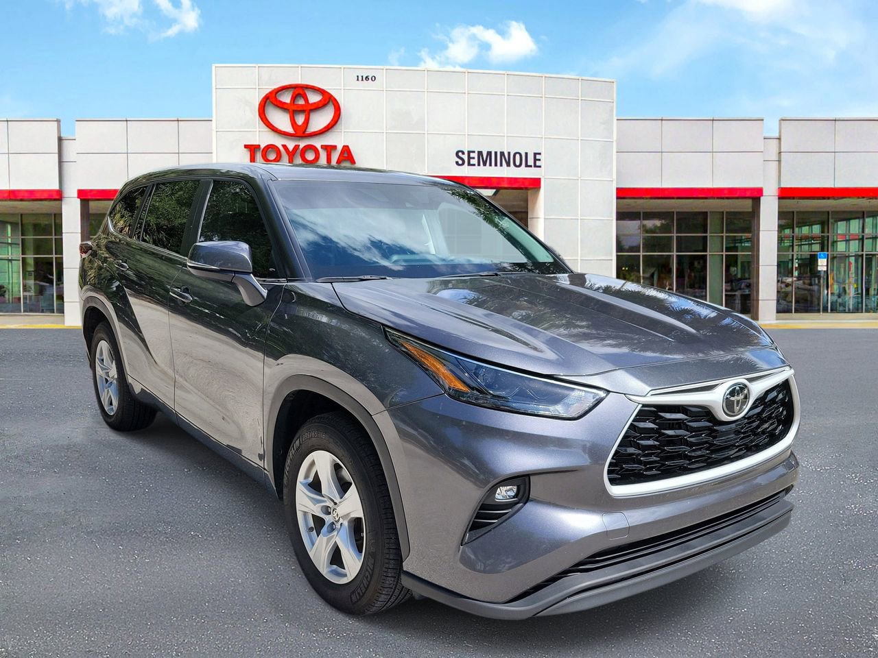 Used 2025 Toyota Highlander LE image 2