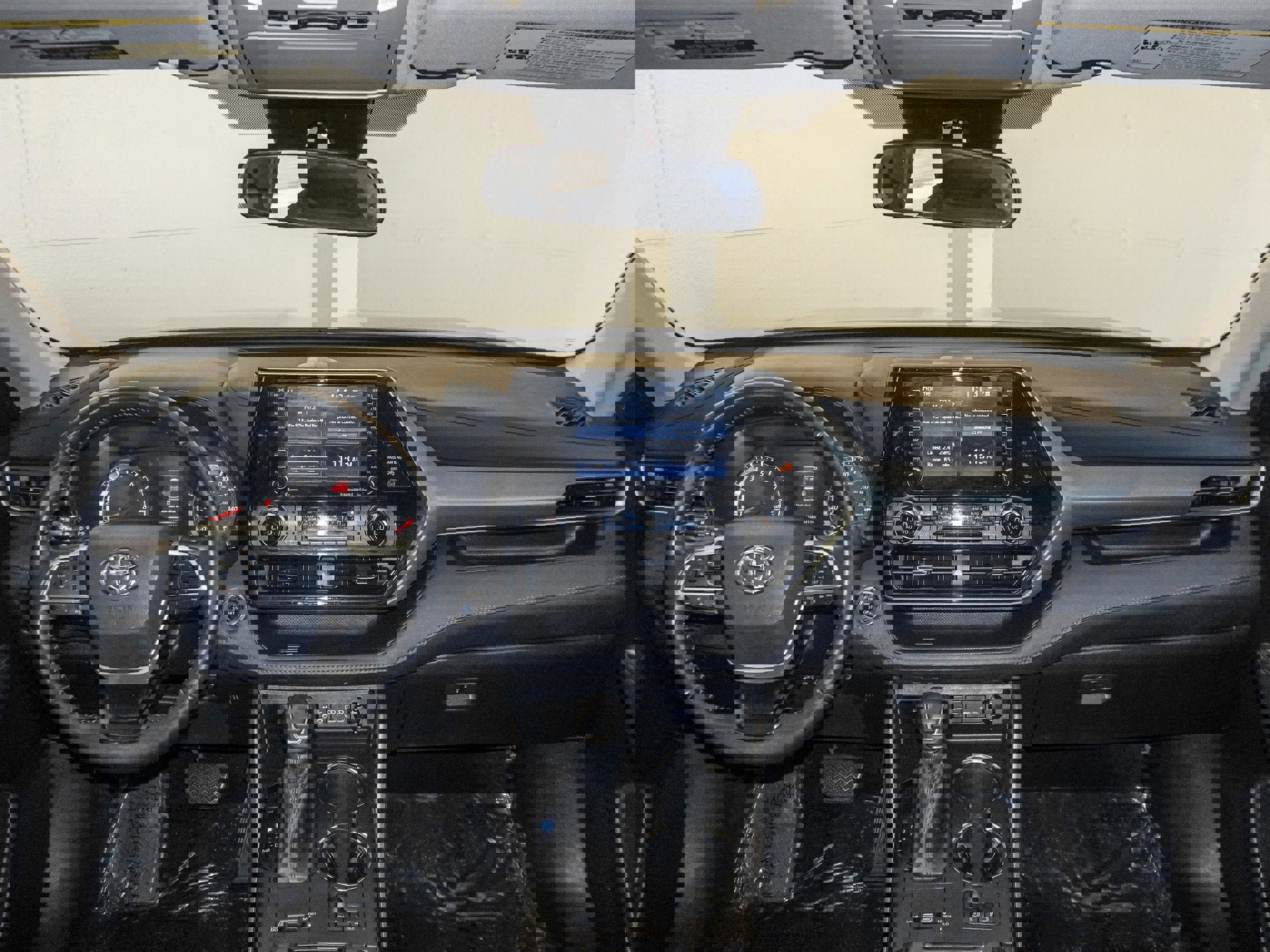 Used 2022 Toyota Highlander LE image 25