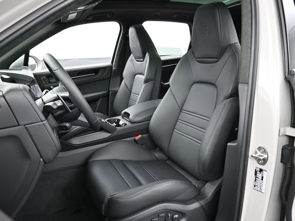 New 2026 Porsche Cayenne GTS image 5