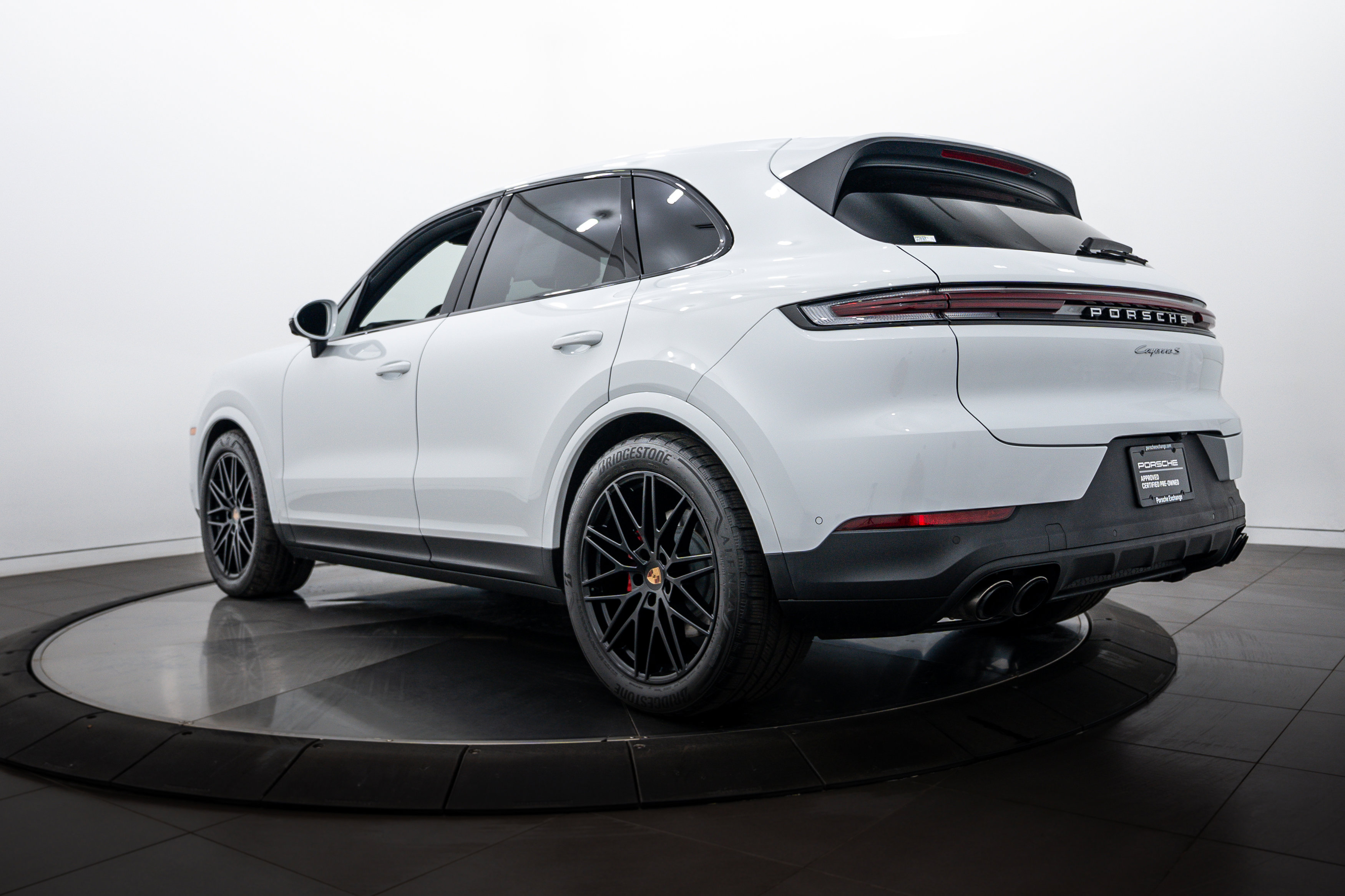 Certified 2025 Porsche Cayenne S image 3