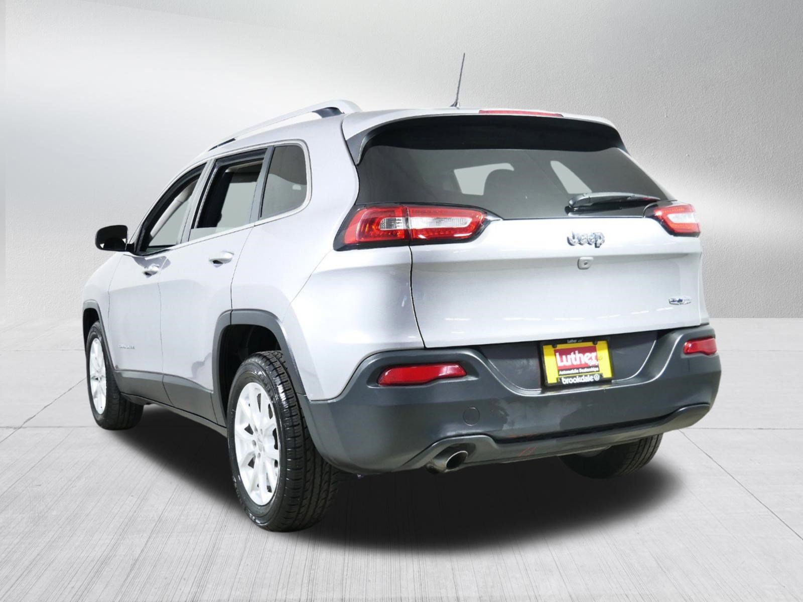 Used 2018 Jeep Cherokee Latitude Plus w/ Cold Weather Group image 5