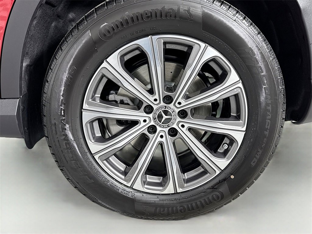 Used 2025 Mercedes-Benz GLC 300 4MATIC image 33