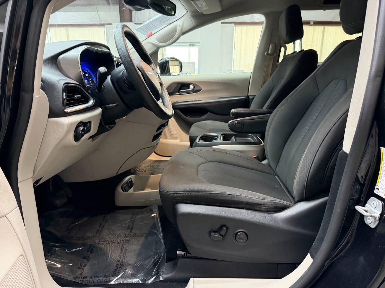 Used 2020 Chrysler Pacifica Touring w/ Advanced Safetytec Group FWD image 11