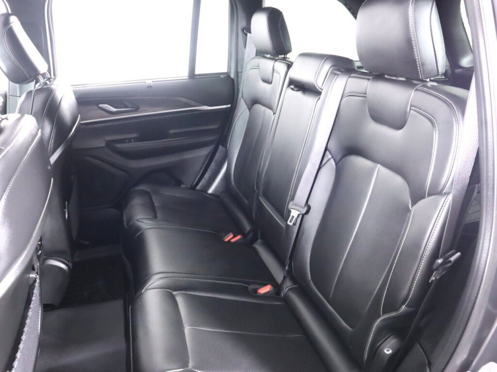 Used 2025 Jeep Grand Cherokee Limited w/ Luxury Tech Group II RWD image 34