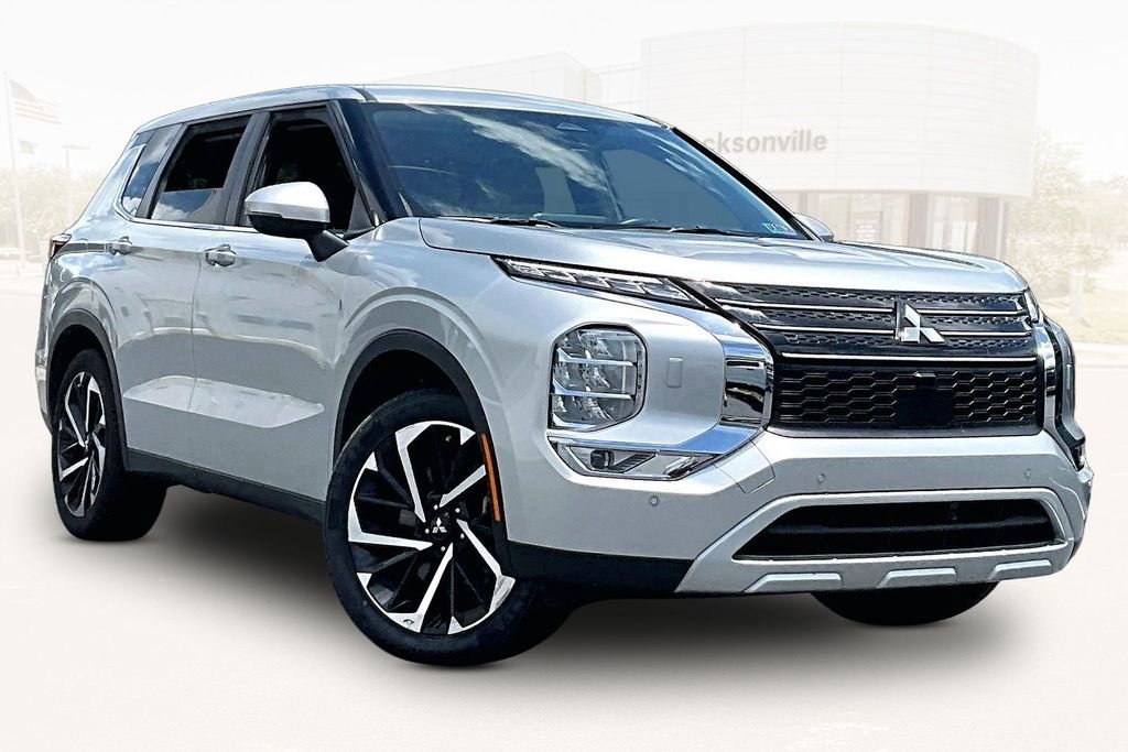Used 2024 Mitsubishi Outlander SE AWD/4WD image 3