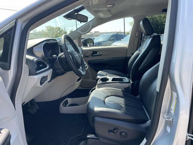 Used 2024 Chrysler Pacifica Touring-L FWD image 15