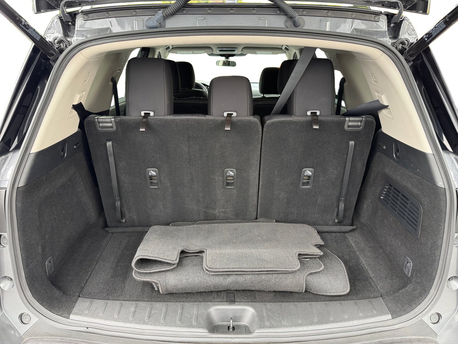 Used 2025 Nissan Pathfinder SV FWD image 17