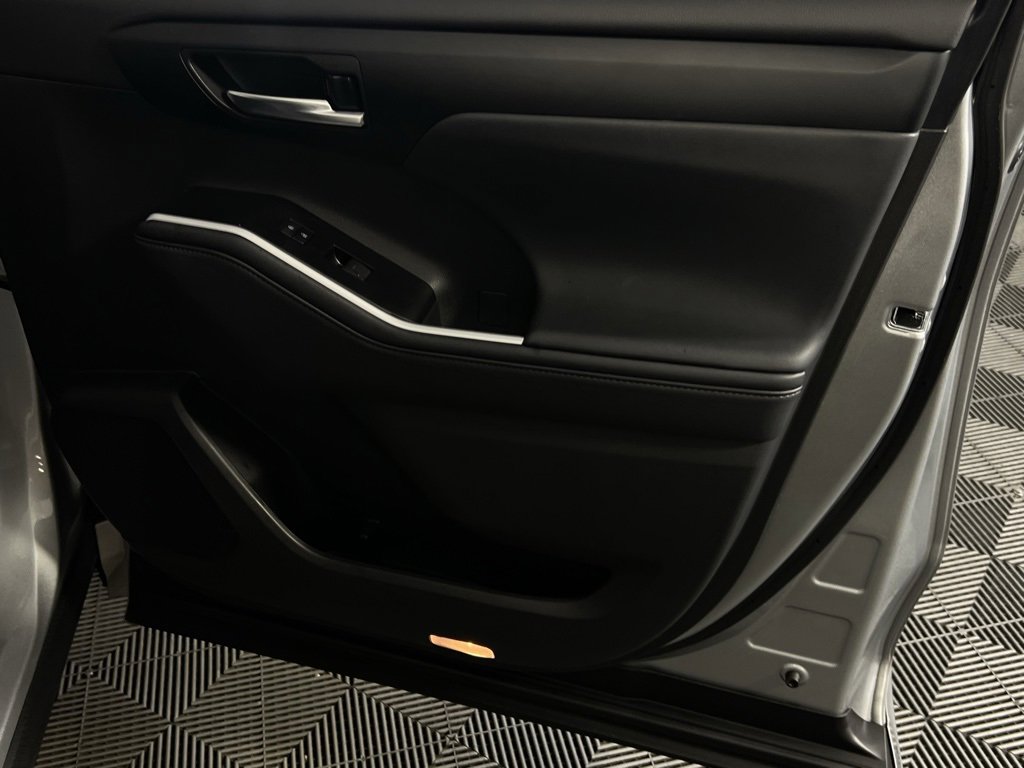 Used 2025 Toyota Highlander XLE image 33